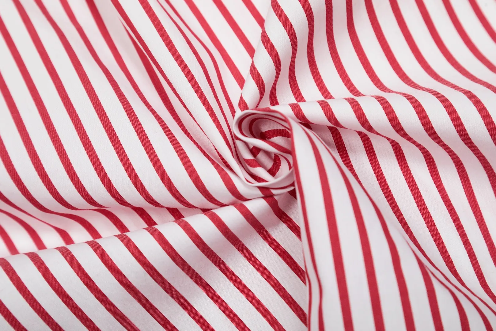 P260 💰 "Top quality" Style number: 8082# [Ralph Lauren classic basic new old money style striped shirt long sleeves] ✅Ralph Lauren Ralph Lauren colorful style old money style cotton poplin striped casual shirt long sleeves ✅Top ceiling quality ZP original development You can compare with the real thing at will ✅100% restored workmanship The entire garment is covered with seams and clean edges Curved triangular bifurcation ✅100% cotton poplin cotton Smooth to the touch Pre-car wash treatment The yarn is tighter ✅Customized dyed original pearlescent white bottom buttons, large and small zoning, vertical phoenix eyelets ✅Special shaped chiffon foil inside the collar door tube, not easy to deform and pull ✅Refreshing colorful striped shirt, salty or sweet, daily travel, extremely high production rate, customized style ✅The upper body looks much better than the real thing, can be worn alone or worn in all seasons, highly recommended for goddesses, size: S-XL, color: red, blue, green